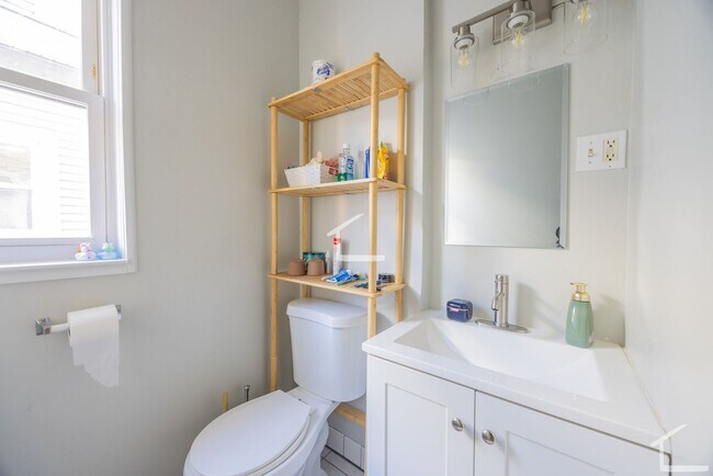 Foto del edificio - Spacious Apt w. Bonus office!  Heat and Hot Water Included!  Near T