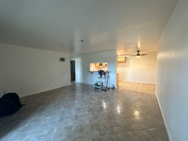 Foto del edificio - Available Now! 3 bed/ 2 bath condo