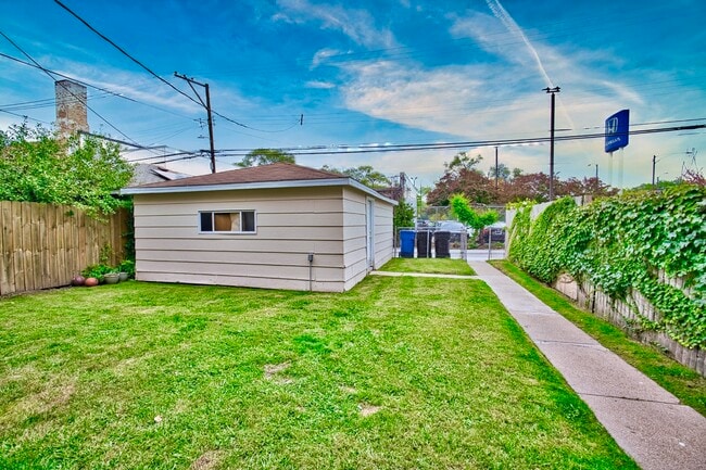 Building Photo - 6609 N Artesian Ave