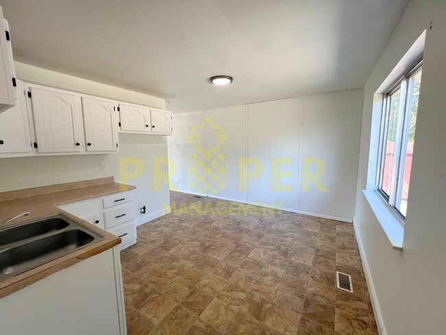 Building Photo - 3 bedrooms 1 bathroom house