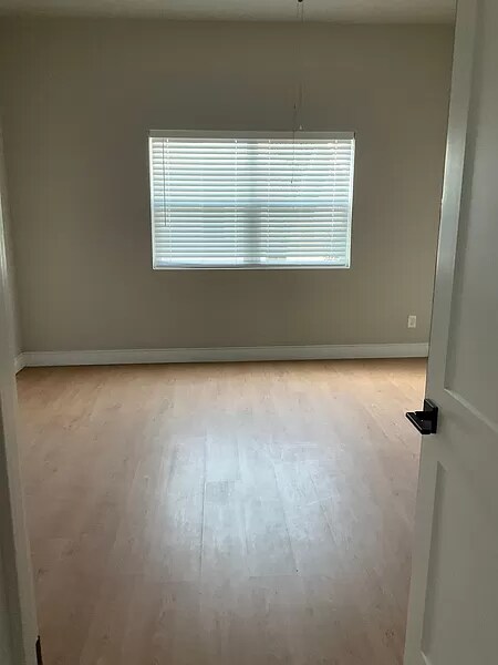 Building Photo - 1906 N Mitchell Ave