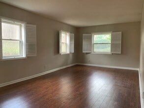 Building Photo - 1201 MIDDLECOURT
