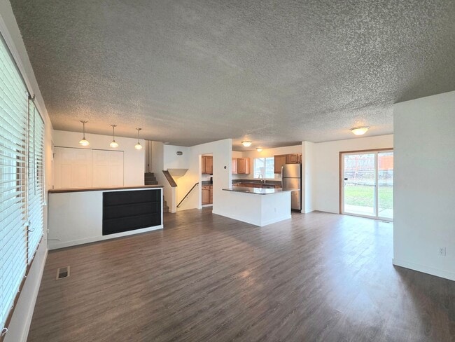 Foto del edificio - **Charming 3 Bedroom + Bonus, 2.5 Bath House for Rent in Desirable East Wenatchee**