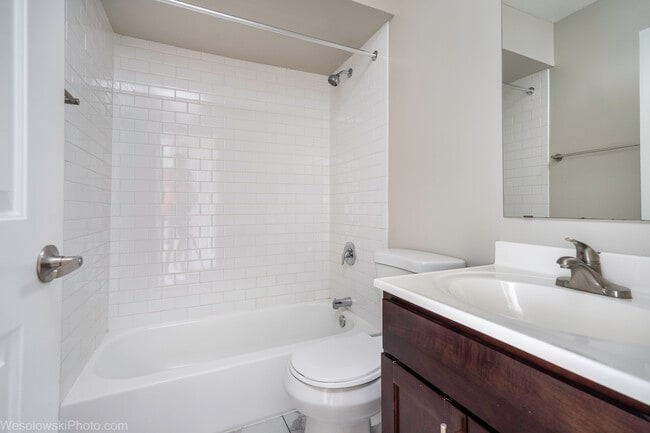 Building Photo - 1305 E Turtle Creek Cir