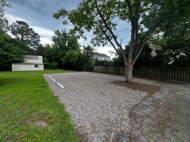Foto del edificio - 5bd/2ba Remodeled Brick Ranch Home with Spacious Private Yard
