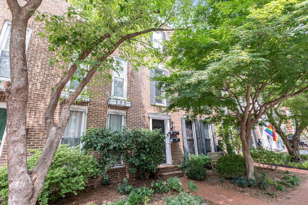 Primary Photo - Lovely 3 BR/2.5 BA Townhome in Logan Circle!