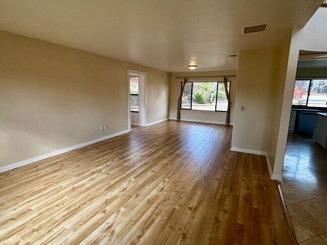 Foto del edificio - Beautiful La Jolla Alta Home! 50% off First Month's Rent Move in Promotion!