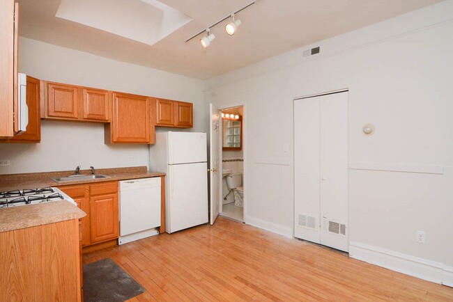 Building Photo - 1009 N Sacramento Ave