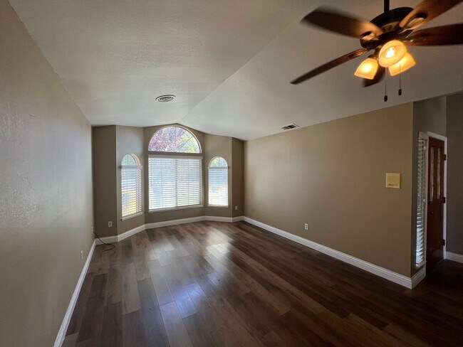 Foto del edificio - 4-bedroom single story home in Turlock!