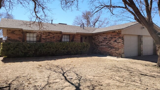 Building Photo - Available May! Cozy and comfortable 3/2/2 Home