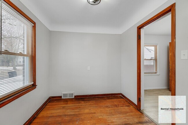 Building Photo - ~ 3 BEDROOM 1 BATH BUNGALOW SECURTIY DEPOSIT SPECIAL ~$500