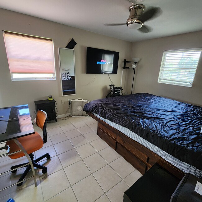 Foto del edificio - 917 Iris Dr