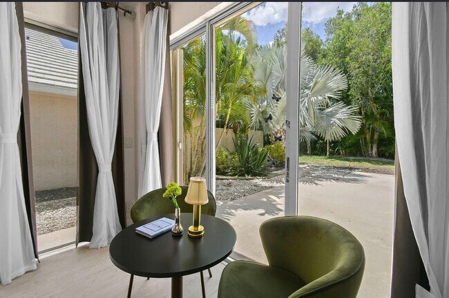 Foto del edificio - 9293 Heathridge Dr