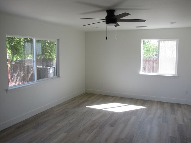 Building Photo - 3408 W Alpine Ave