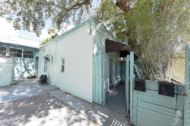 Foto del edificio - 7613 Biscayne Blvd