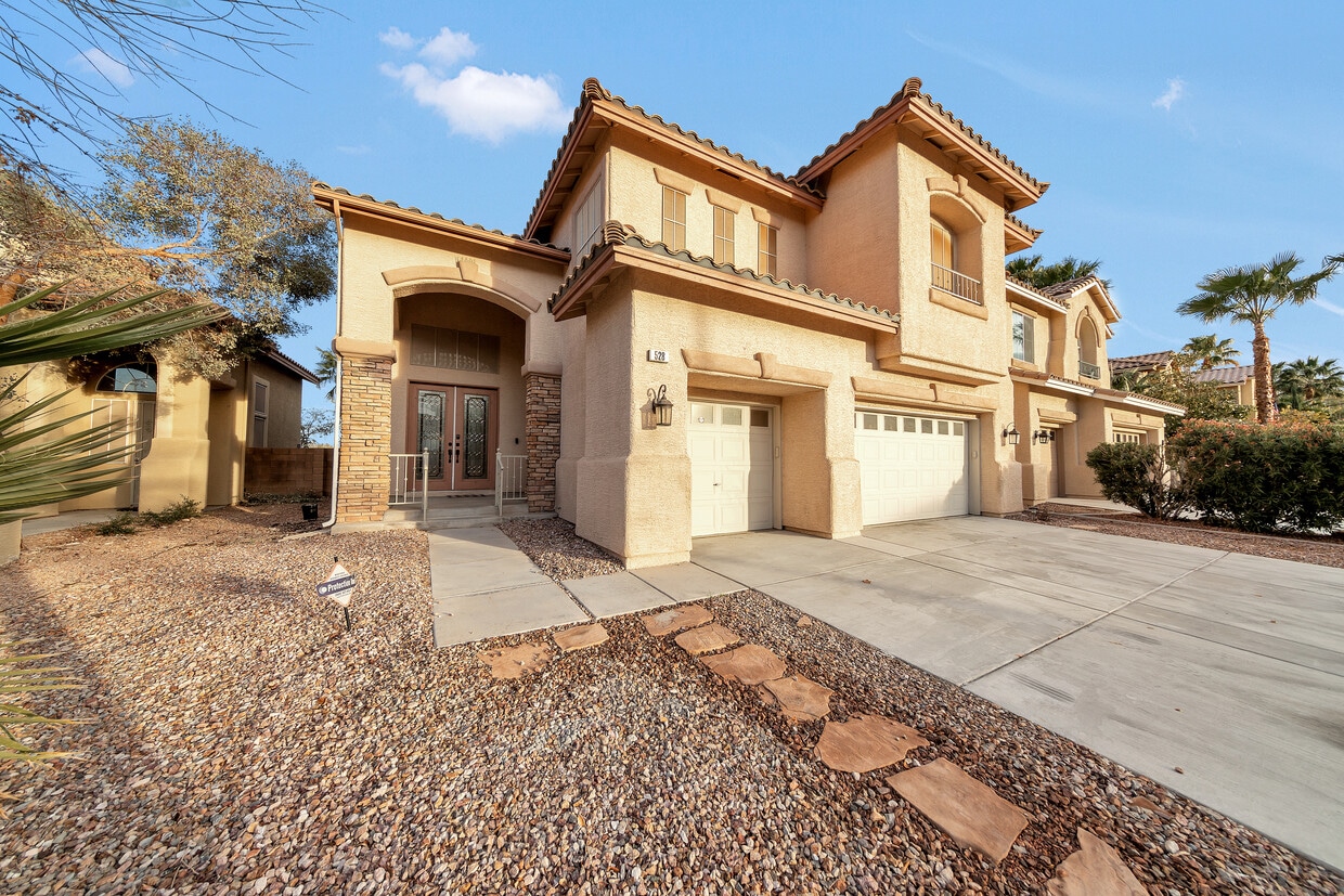 Driveway/Entrance - 528 Silver Grove St