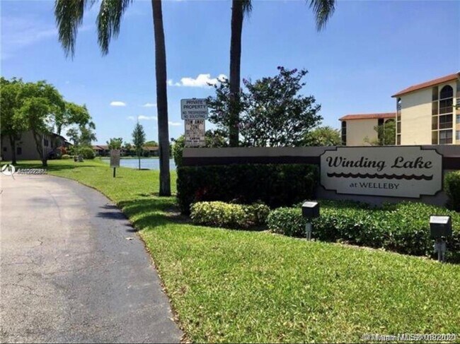 Foto del edificio - 10001 Winding Lake Rd