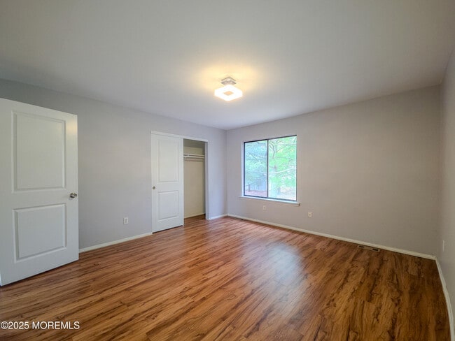 Foto del edificio - 12 Creek Rd