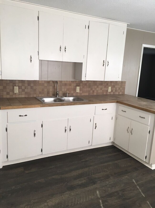 Foto del edificio - One Bed One Bath House Available June 1