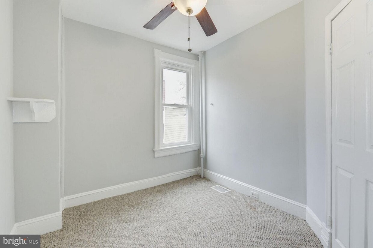 bedroom - 1692 Kramer St NE