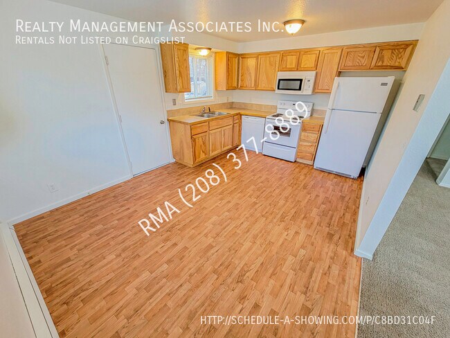 Building Photo - Updated 2 Bedroom Duplex