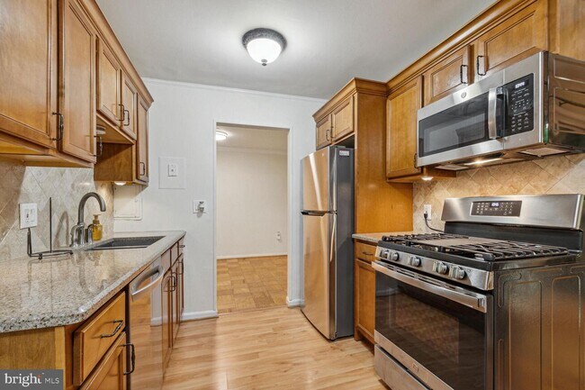 Building Photo - 886 College Pkwy