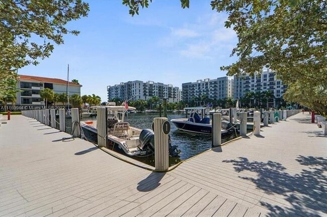 Building Photo - 3200 Port Royale Dr S