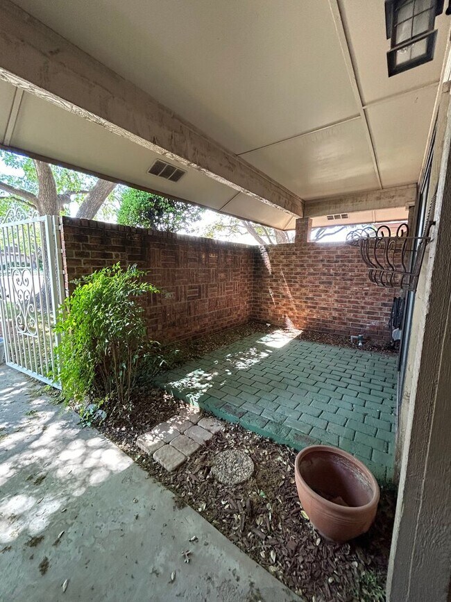 Building Photo - **LEASED** Beautiful Garden Home