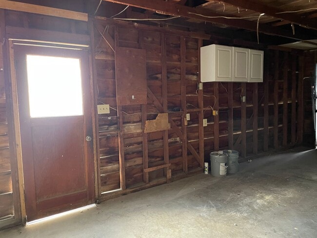 Building Photo - Two Bedroom, One Bathroom Home In Convenie...