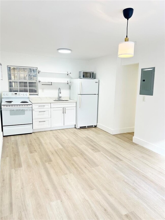 Foto del edificio - 553 NE 65th St