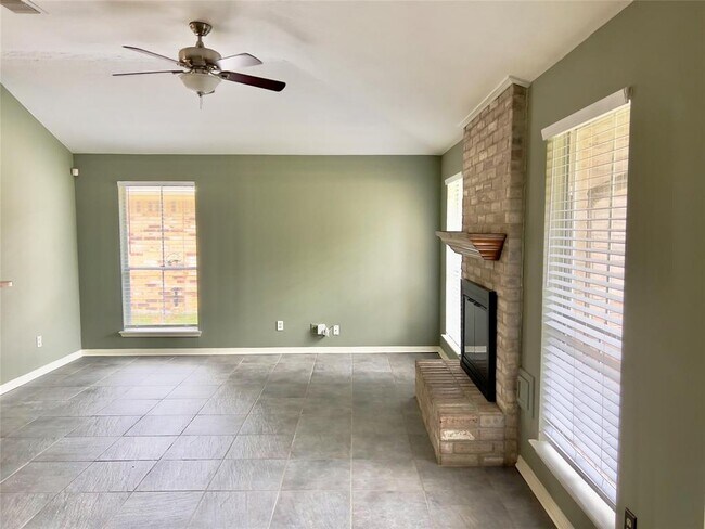 Building Photo - 439 Woodrail Dr