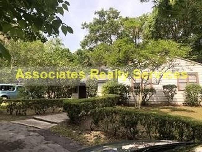 Building Photo - Large House, Close to Campus