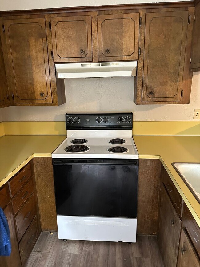 Foto del edificio - Bryan - 1 bedroom / 1 bath - duplex - fenced in area behind unit. Near 29th street.