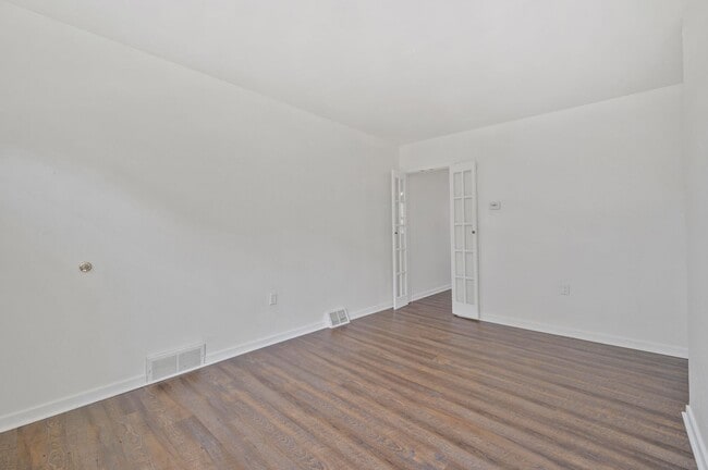 Building Photo - 2 bed 1 bath with fresh updates - great location, fenced in yard