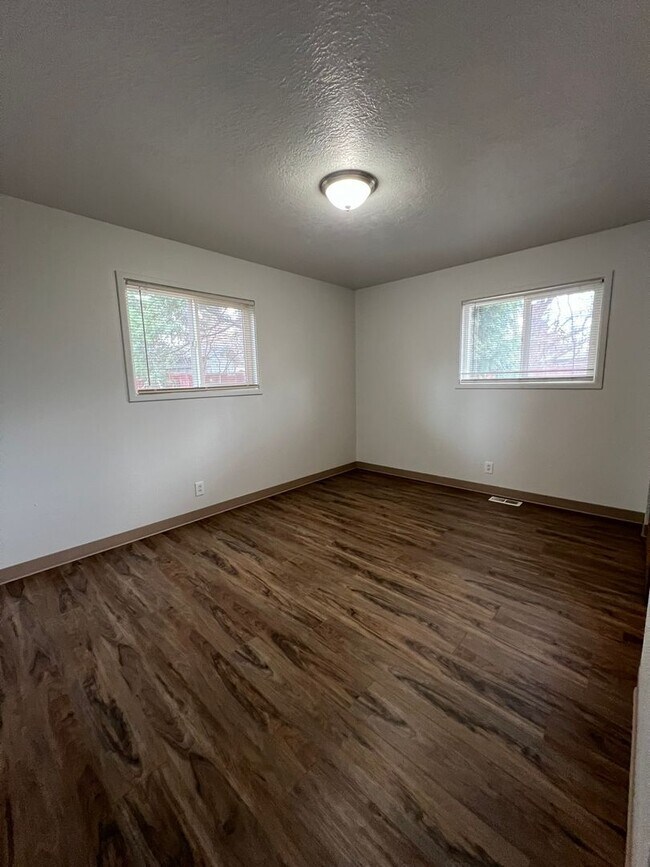 Building Photo - Three Bedroom, 1.5 Bathroom Home - Newly R...