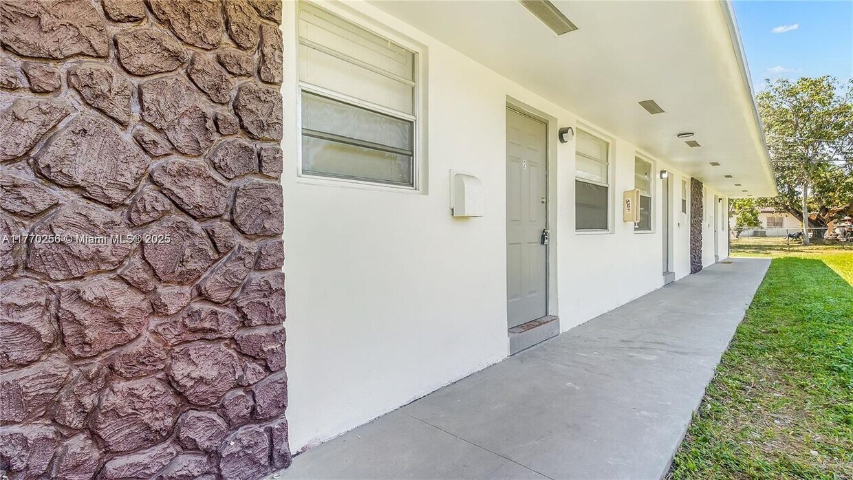 Foto principal - 14980 NE 5th Ct