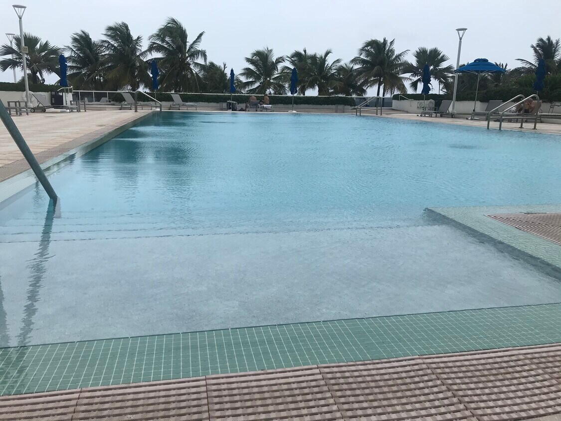 Infinity pool with beach access - 100 Lincoln Rd