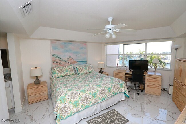 Foto del edificio - 270 N Collier Blvd
