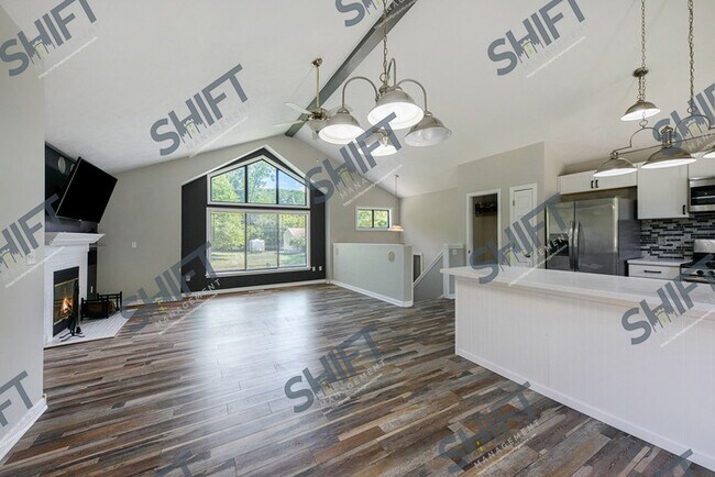 Building Photo - 925 Kusterer - BEAUTIFUL Single Family Home