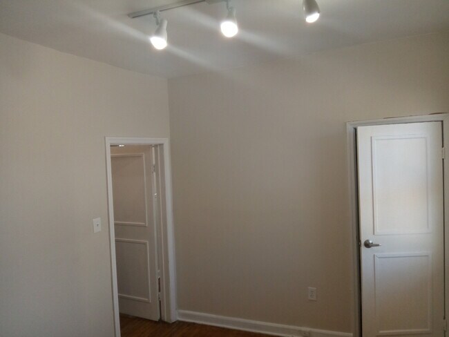 Building Photo - 1013 Chandler Ave