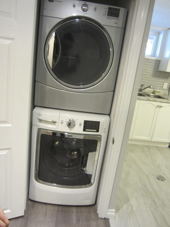 Building Photo - Spacious 2-bedroom Apartment for Rent in Oshawa ** One Month Rent Free!!