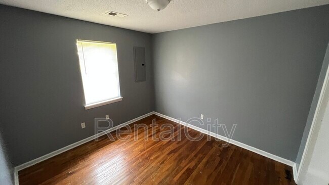 Building Photo - 386 Navy Dr
