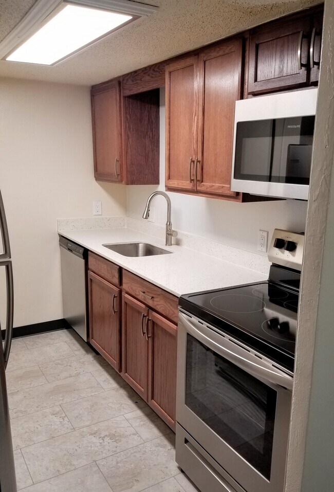 ¡NUEVA cocina! - 458 E College Ave