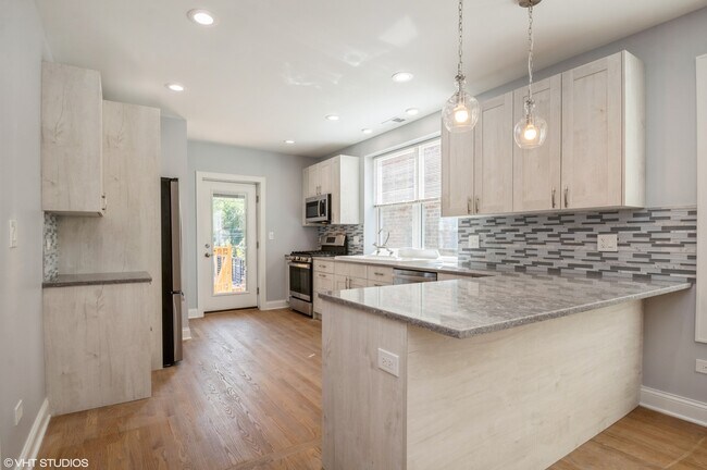 Building Photo - 5915 N Artesian Ave