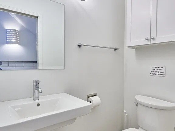 Medio baño, en la planta baja - 955 B St