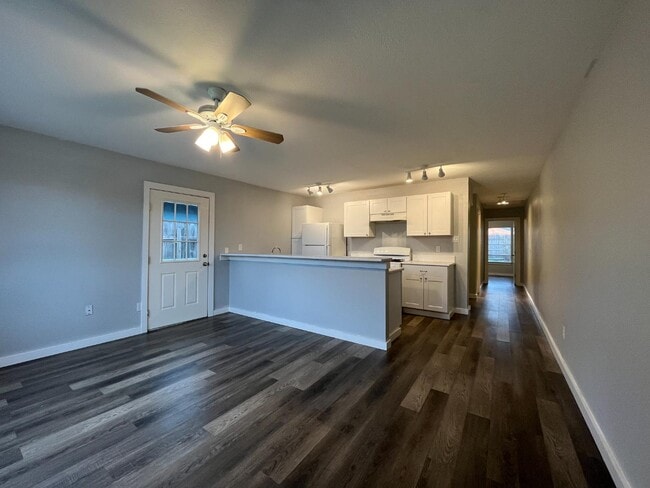 Building Photo - 428 Agnes Dr