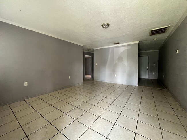 Building Photo - 1301 W Walnut St