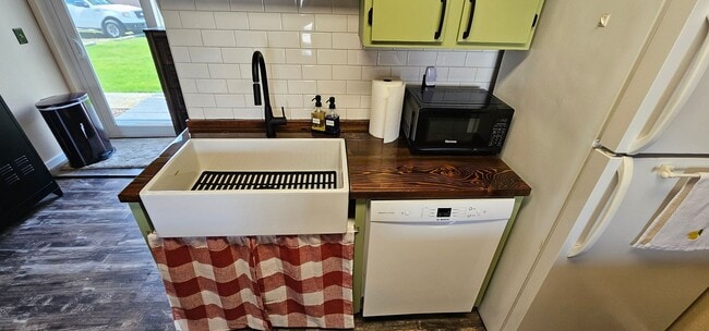 Building Photo - Fully Furnished, All Utilities Included, Dog Friendly 1 Bed 1 Bath Available Now!