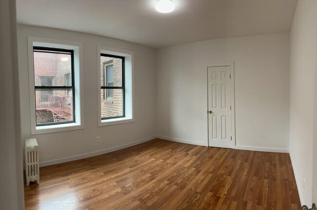 Foto del edificio - 6264 Saunders St