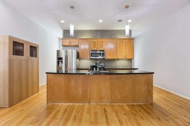 Foto del edificio - 627 W 8th St